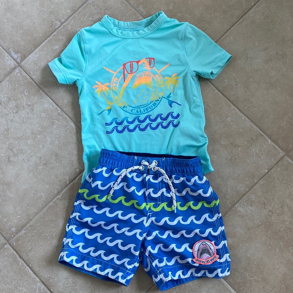 Gap: Set of swim trunks and rash guard for boys size 2-3T